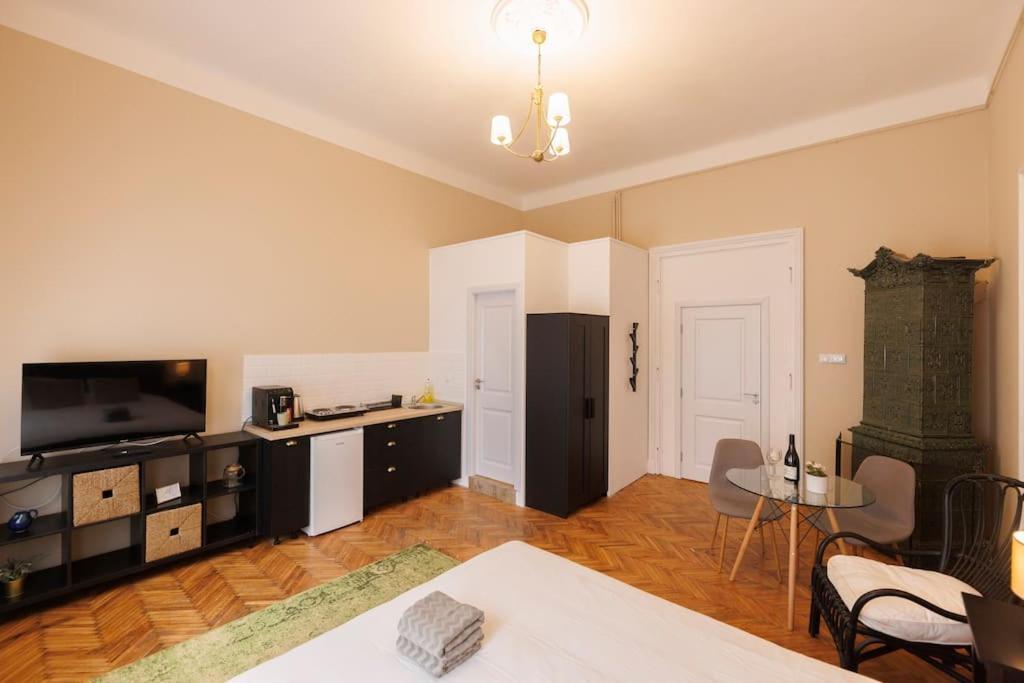 Bright In Old Town Apartment *